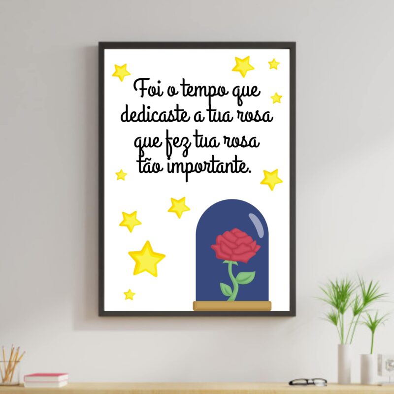 Quadro com frase do livro O Pequeno Príncipe, estrelas e flor vermelha ao fundo