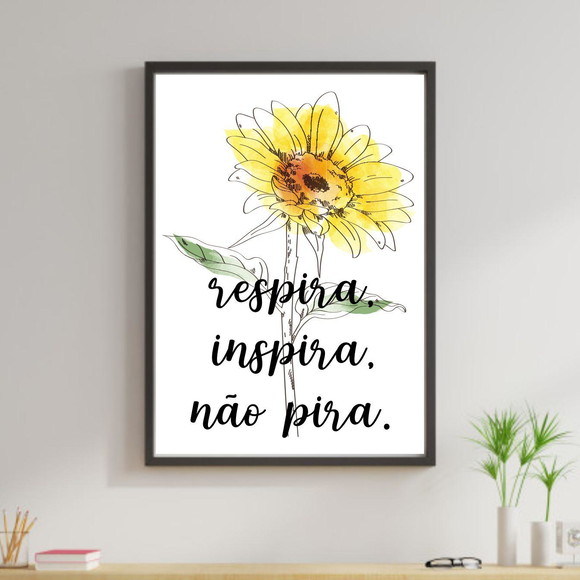 Quadro decorativo com frase motivacional e flor amarela ao fundo