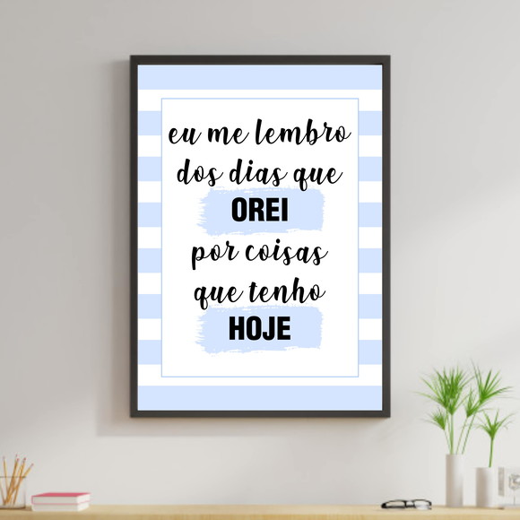 Quadro decorativo com frase de agradecimento e fundo com listras azuis