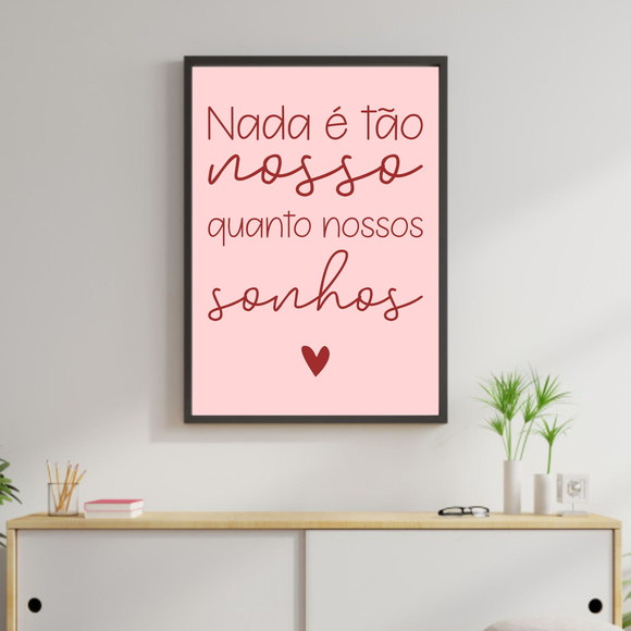 Quadro com frase sobre nossos sonhos, fundo rosa e coração vermelho