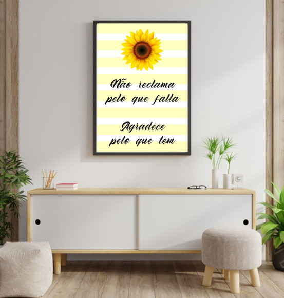 Quadro decorativo com frase motivacional e fundo listrado amarelo com girassol