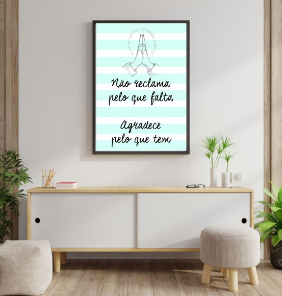 Quadro decorativo com frase motivacional e fundo listrado de azul