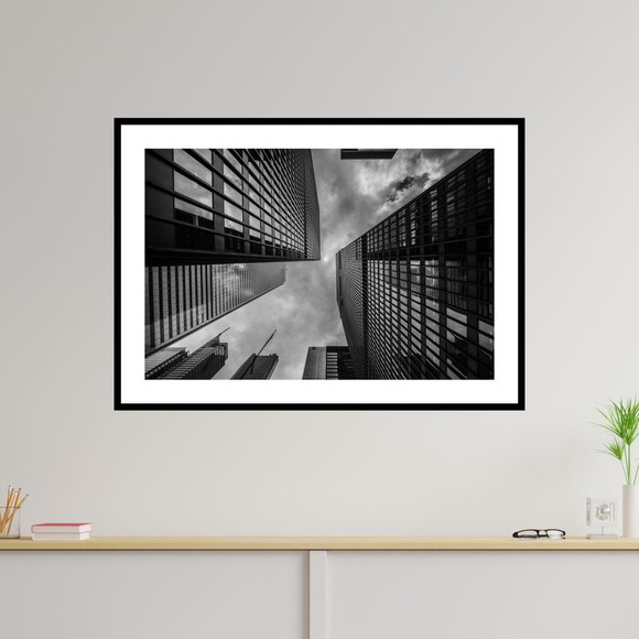 Quadro decorativo de fotografia de predios vistos de baixo, em preto e branco