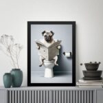 Quadro Pug Com Jornal No Banheiro