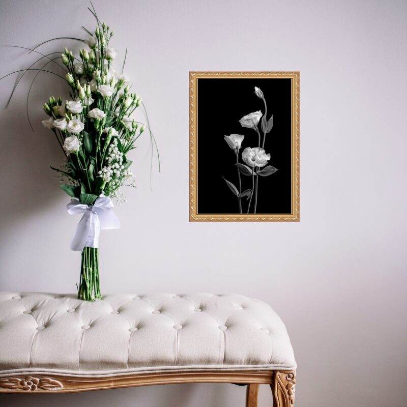 Quadro Moldura Dourada Flores Brancas Fundo Preto b